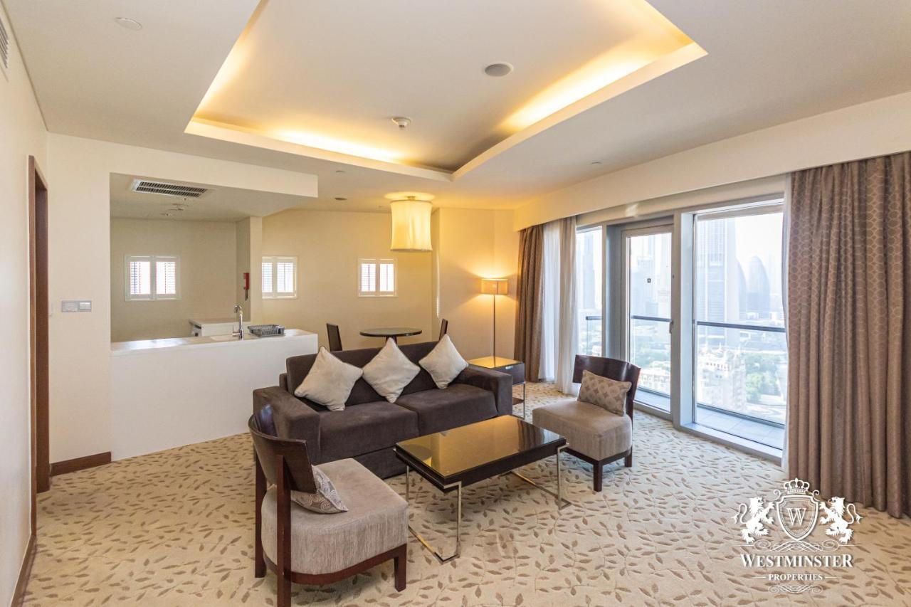 Westminster Dubai Mall Extérieur photo A living room in a suite at the Westin